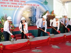 Deputy PM Nhan and hospital leaders participate in ground breaking (Photo: Vietnamplus) Deputy PM Nhan and hospital leaders participate in ground breaking (Photo: Vietnamplus)